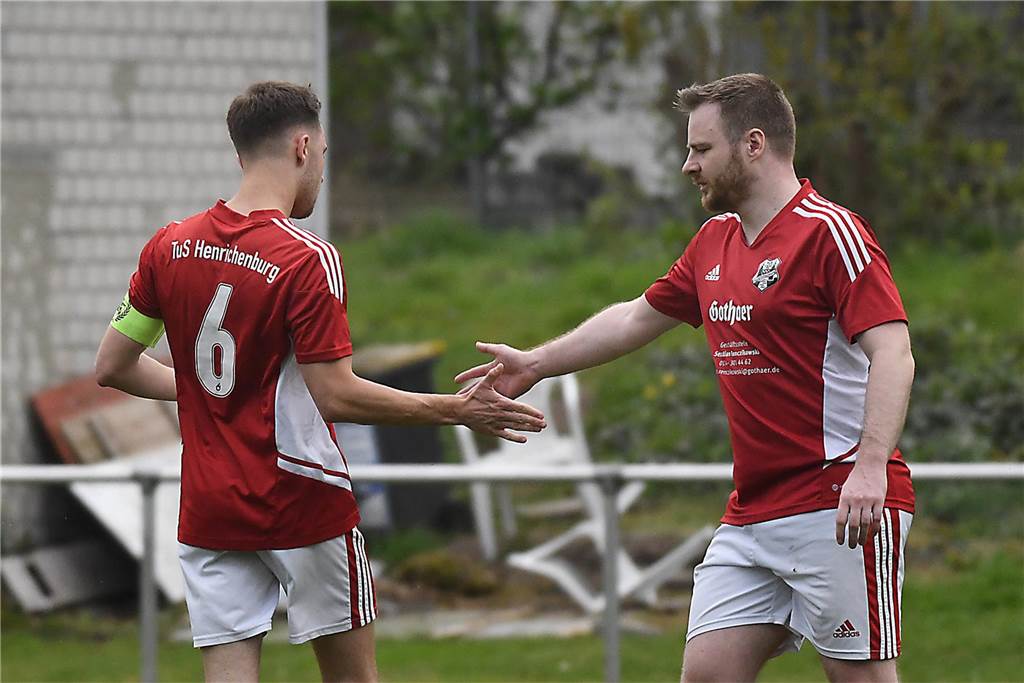 Der TuS Henrichenburg II (rote Trikots) setzte sich in der Kreisliga C4 mit 6:3 gegen den SSC Recklinghausen III durch.