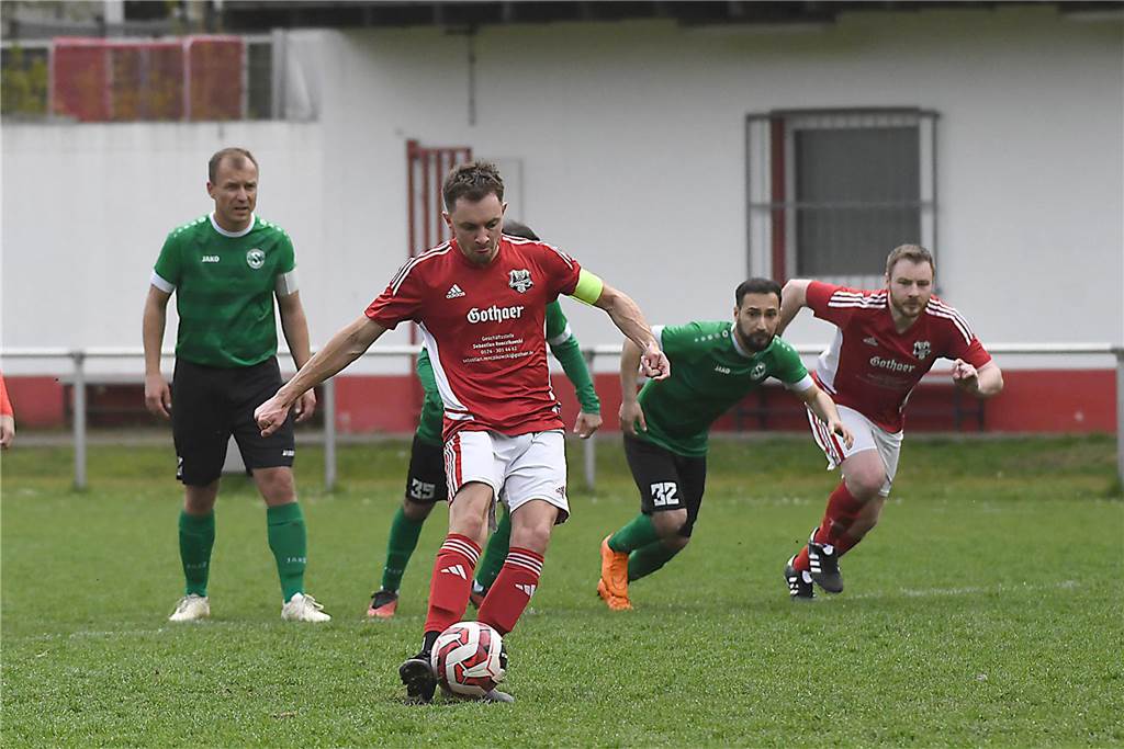Der TuS Henrichenburg II (rote Trikots) setzte sich in der Kreisliga C4 mit 6:3 gegen den SSC Recklinghausen III durch.