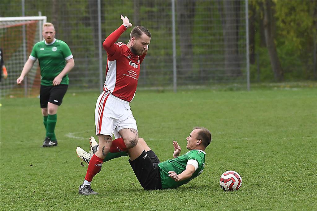 Der TuS Henrichenburg II (rote Trikots) setzte sich in der Kreisliga C4 mit 6:3 gegen den SSC Recklinghausen III durch.