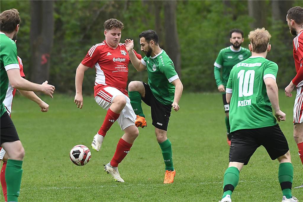 Der TuS Henrichenburg II (rote Trikots) setzte sich in der Kreisliga C4 mit 6:3 gegen den SSC Recklinghausen III durch.
