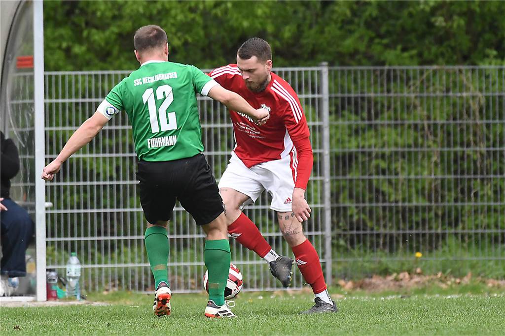 Der TuS Henrichenburg II (rote Trikots) setzte sich in der Kreisliga C4 mit 6:3 gegen den SSC Recklinghausen III durch.