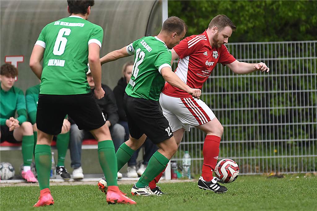 Der TuS Henrichenburg II (rote Trikots) setzte sich in der Kreisliga C4 mit 6:3 gegen den SSC Recklinghausen III durch.