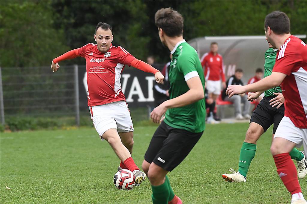 Der TuS Henrichenburg II (rote Trikots) setzte sich in der Kreisliga C4 mit 6:3 gegen den SSC Recklinghausen III durch.