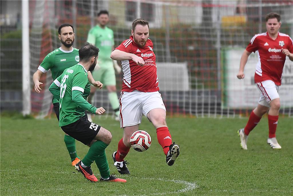 Der TuS Henrichenburg II (rote Trikots) setzte sich in der Kreisliga C4 mit 6:3 gegen den SSC Recklinghausen III durch.