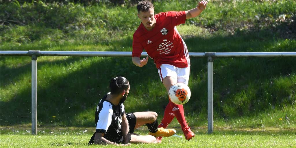 Kreisliga B: Castrop-Rauxeler Team bekommt Punkte am vierten Spieltag geschenkt Der TuS Henrichenburg (rote Hemden) hat den vierten Sieg im vierten Spiel im Visier – gegen das noch unbesiegte Team von Titania Erkenschwick.