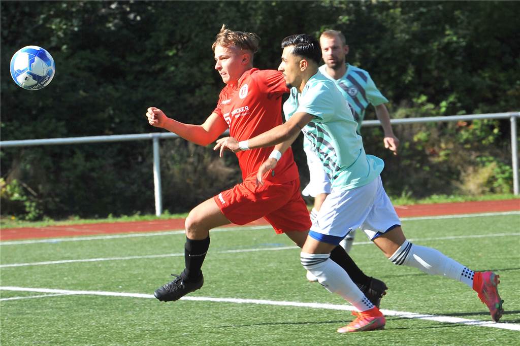 Eindeutige Marschroute eines Schwerter Kreisligisten: Raus aus der Abstiegszone Zweikampf im Spiel des TuS Holzen-Sommerberg gegen den Hörder SC.