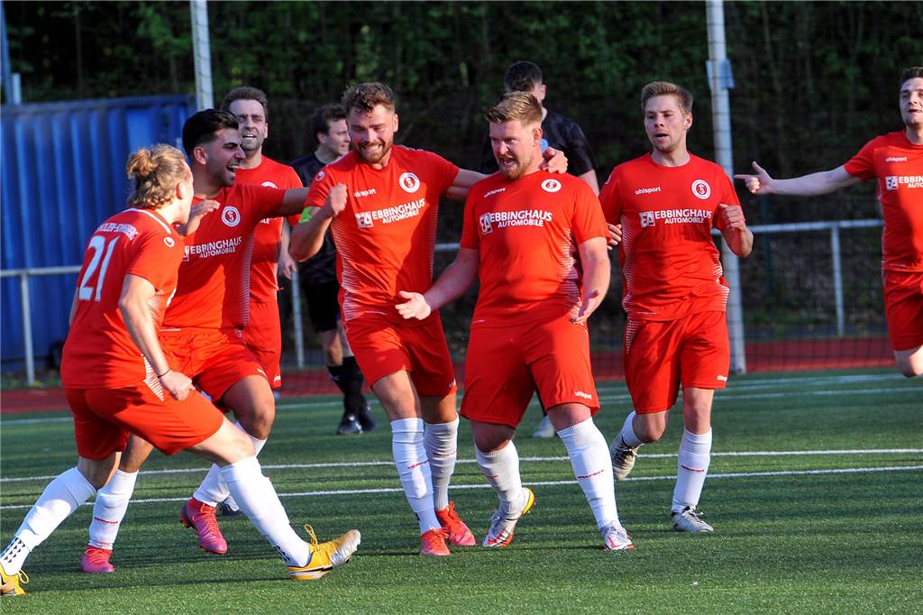 Der TuS Holzen-Sommerberg, hier nach dem 1:0 durch Leon Prause, bejubelte einen 3:2-Derbysieg gegen den VfB Westhofen