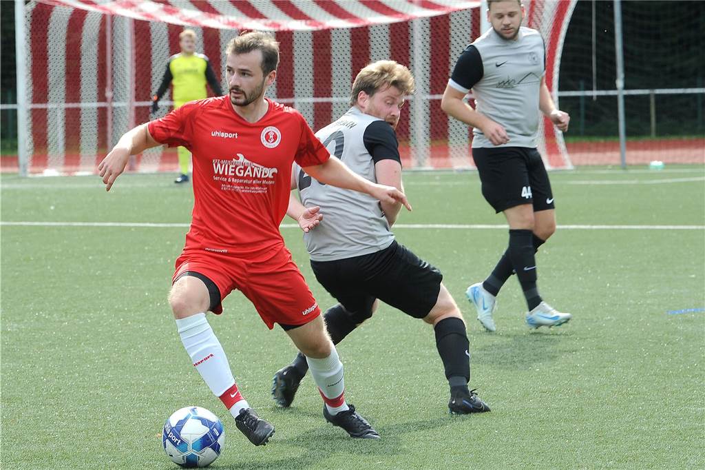 Der TuS Holzen-Sommerberg II hat gegen den VfB Westhofen II mit 3:0 gewonnen.