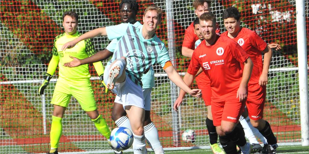 Derbyheld des TuS Holzen-Sommerberg mit einer Ansage: „Es wird schwer, uns zu schlagen“ Eine Spielszene aus der Partie zwischen dem TuS Holzen-Sommerberg und dem Hörder SC.