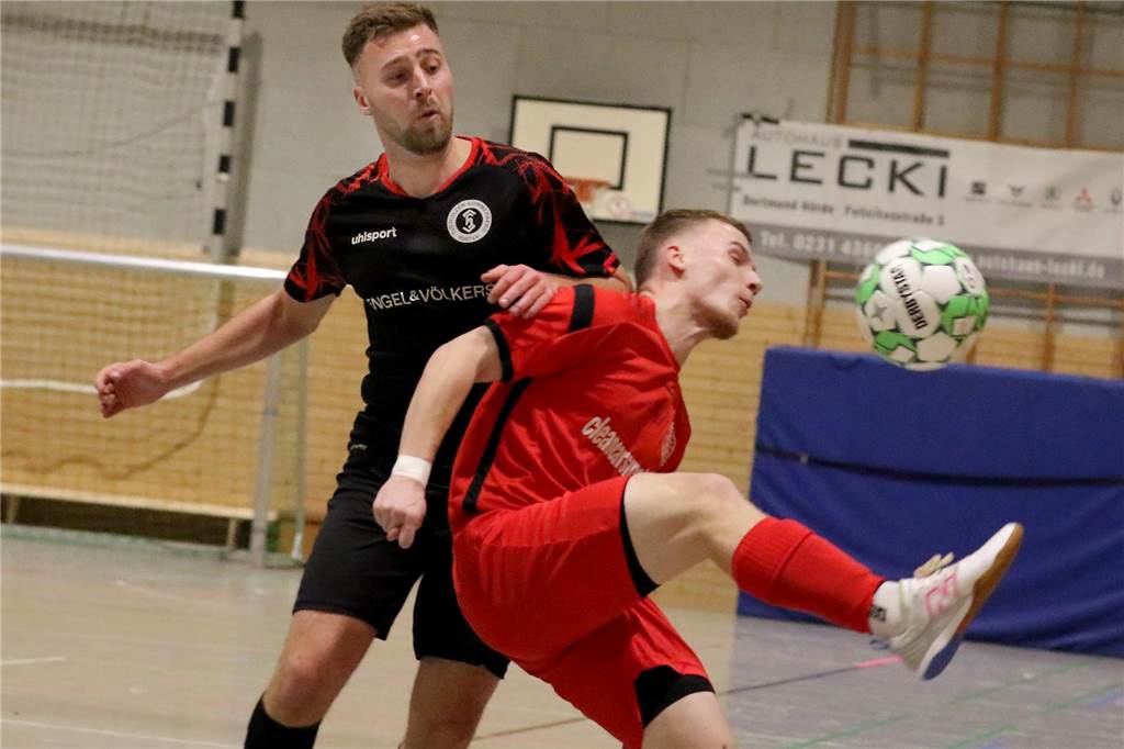 Florian Kaiser erwartet mehr Stimmung von Holzen-Fans: Spieler kehren zur Zwischenrunde zurück Der TuS Holzen-Sommerberg (schwarzes Trikot) erreichte in der Halle Renninghausen die Zwischenrunde.
