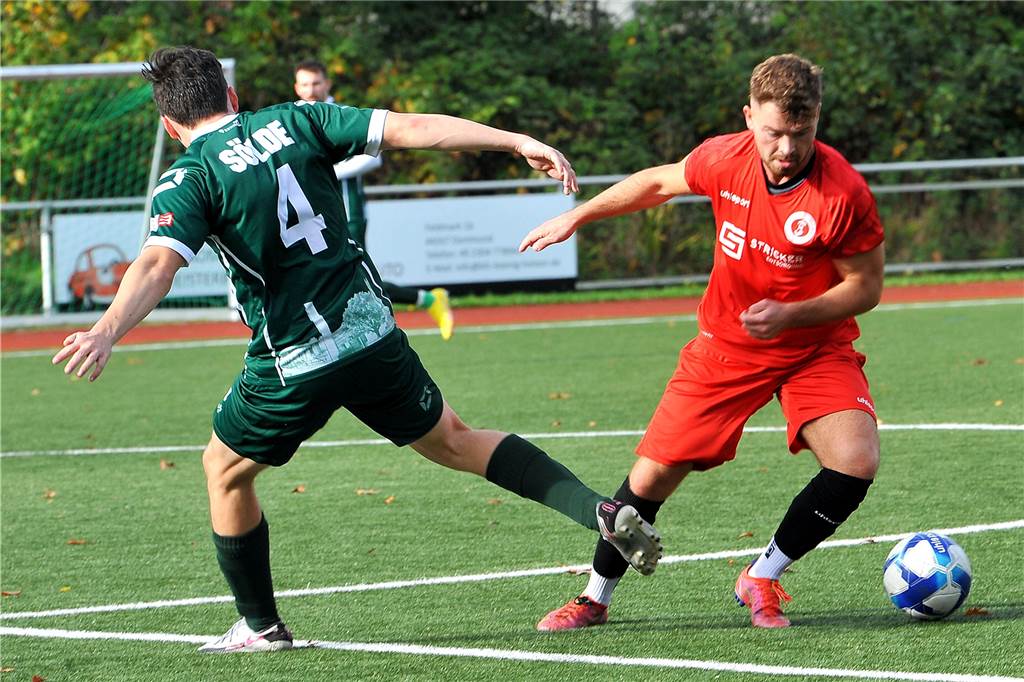 Kreisliga-Duo auf eigenem Platz: Gute Erfolgsaussichten für ETuS/DJK und Holzen-Sommerberg Der TuS Holzen-Sommerberg am Ball.