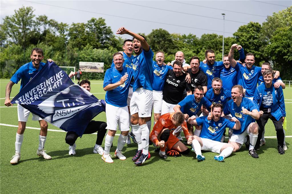 Dortmunder Mannschaft verzichtet auf den Aufstieg, um die eigene Dritte zu unterstützen Der TuS Neuasseln IV feiert den Aufstieg in die Kreisliga B.