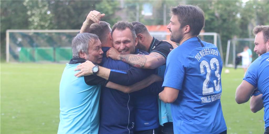 Party, Pyros, Aufstieg: TuS Niederaden bleibt vor PSV Bork – Fröndenberg-Hohenheide ohne Chance Der TuS Niederaden und Trainer Amel Mesic (M.) haben es geschafft: Der TuS spielt kommende Saison in der A-Liga.