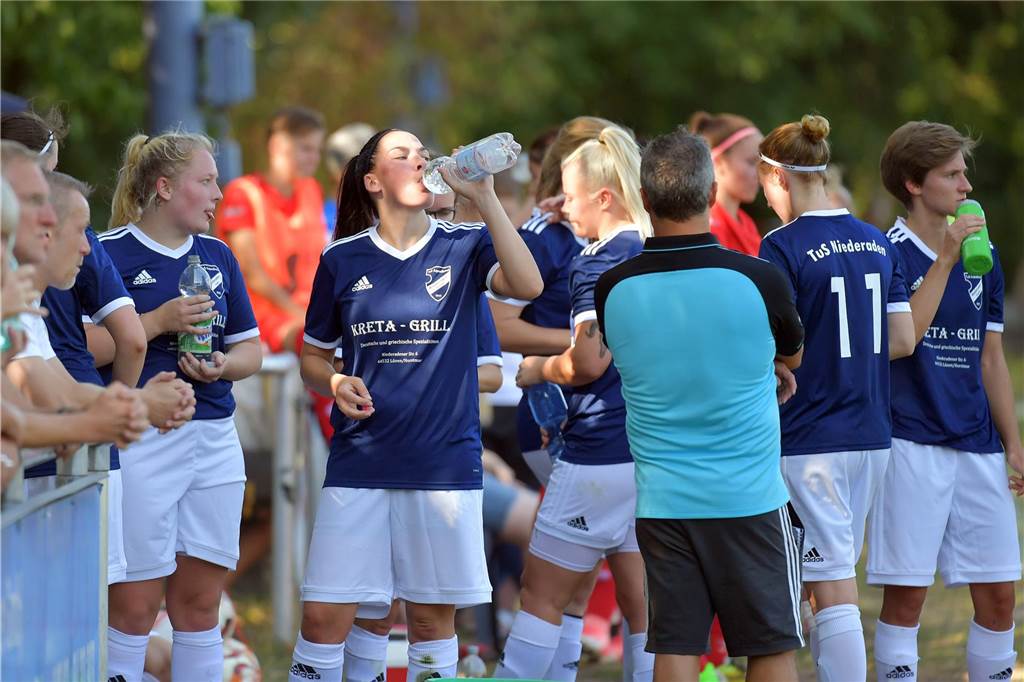 Kaum noch Teams: Frauenfußball in Lünen zerfällt immer weiter Spielerinnen des TuS Niederaden trinken einen Schluck Wasser.
