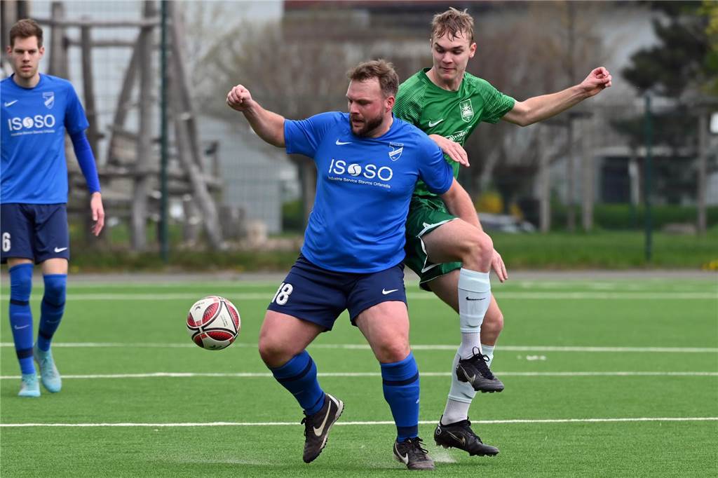 Wildes Derby-Torfestival : Oberaden nutzt Niederadens Schlafphase Tim Wiggers gegen Tobias Stoltefuß, links im Hintergrund: Niederadens Robin Gastmeister.