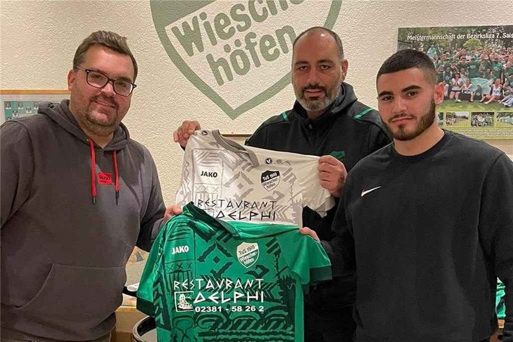Kaiserauer Kicker nimmt Abschied: Neuer Herausforderung beim TuS Wiescherhöfen Der TuS Wiescherhöfen mit Marco Behrend (r.) und Recep Alkan (M.) freut sich auf Pio Castaldi.