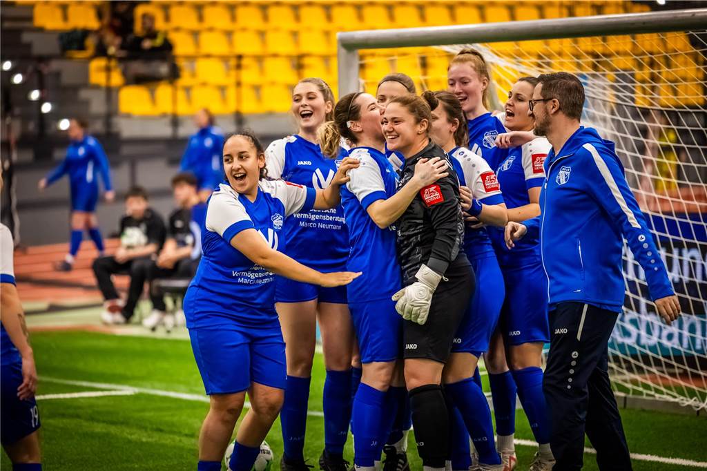 BVB-Frauen verteidigen Stadtmeister-Titel: Torreiches Finale in der Helmut-Körnig-Halle Der TV Brechten bejubelte den dritten Platz.