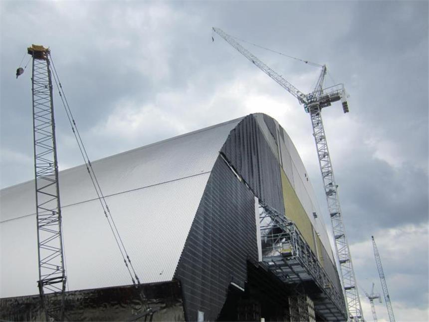 «Ernste Lehre für die Menschheit»: Gedenken an Tschernobyl Der über 100 Meter hohe und 30 000 Tonnen schwere Bogen aus rostfreiem Stahl soll ab 2017 für 100 Jahre über dem explodierten Reaktor 4 stehen. Foto: Andreas Stein