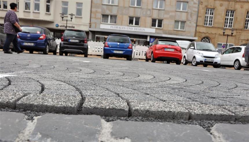 Fugen am Markt bringen Bürger aus der Fassung Der Übergang vom Basalt- zum Kunststein stellt eine Stolperkante dar.