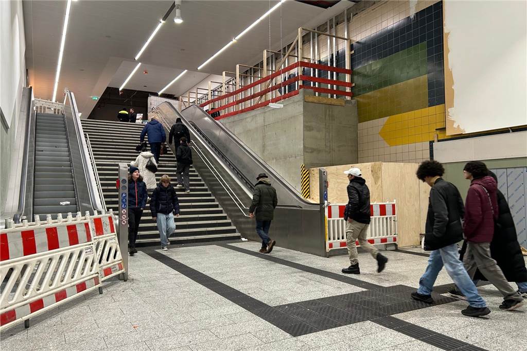 Von B1-Ausbau bis Speicherstraße: Das waren die großen Baustellen 2023 Der Dortmunder Hauptbahnhof. Treppen, die auf dem Weg zwischen Stadtbahn und Regional- und Fernverkehr liegen.