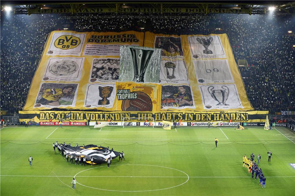 Der UEFA-Cup fehlt in der Trophäensammlung von Borussia Dortmund. Das wird in der großen Choreographie im Februar 2016 zum Sechszehntelfinale gegen den FC Porto deutlich. Den Titel holt der BVB nicht. Man scheitert im Halbfinale am FC Liverpool - und Reds-Trainer Jürgen Klopp.