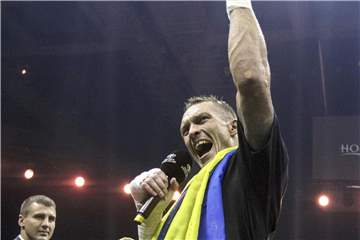 Der Ukrainer Alexander Usyk feiert seinen Sieg über Murat Gassiew aus Russland. Foto: Anton Badsanaev/AP