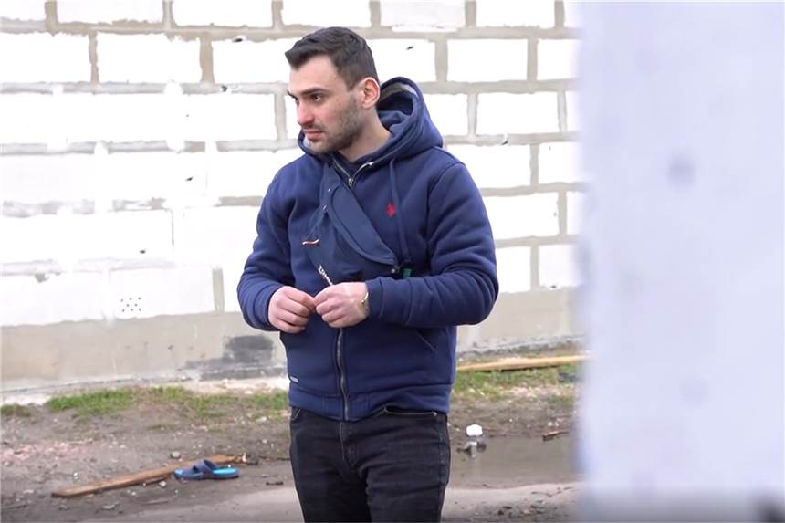 Ukrainer spricht im Video über Kriegsgefangenschaft: „Sie haben geprahlt, wie sie getötet haben“ Der Ukrainer Gerbert Fagradyan steht im Garten seiner Dadscha, rund 30 Kilometer von Kiew entfernt, nachdem die russischen Soldaten wieder abgezogen waren.