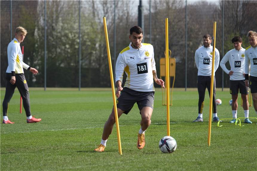 Der ukrainische Kriegsflüchtling Alan Aussi dribbelt beim Training der BVB-U23 durch Stangen.