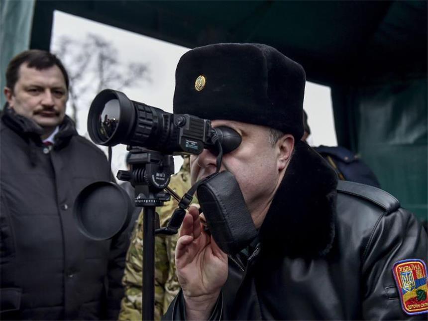 Waffenruhe im Kriegsgebiet Ostukraine hält weitgehend Der ukrainische Präsident Poroschenko beim Besuch eines Militärlagers unweit von Kiew. Derzeit scheint die ausgehandelte Waffenruhe zu halten. Foto: Mykola Lazarenko / Presidential Press Service
