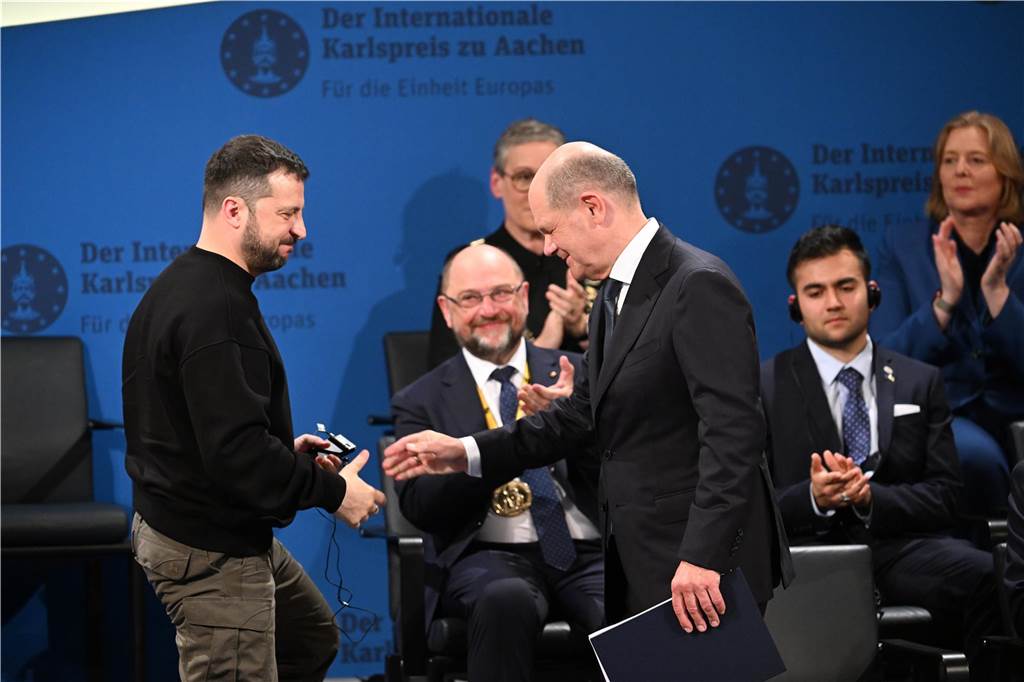 Der ukrainische Präsident Wolodymyr Selenskyj bedankt sich bei Bundeskanzler Olaf Scholz (SPD) nach der Laudatio bei der Verleihung des Karlspreises für Verdienste um die Einheit Europas an den ukrainischen Präsidenten Wolodymyr Selenskyj.