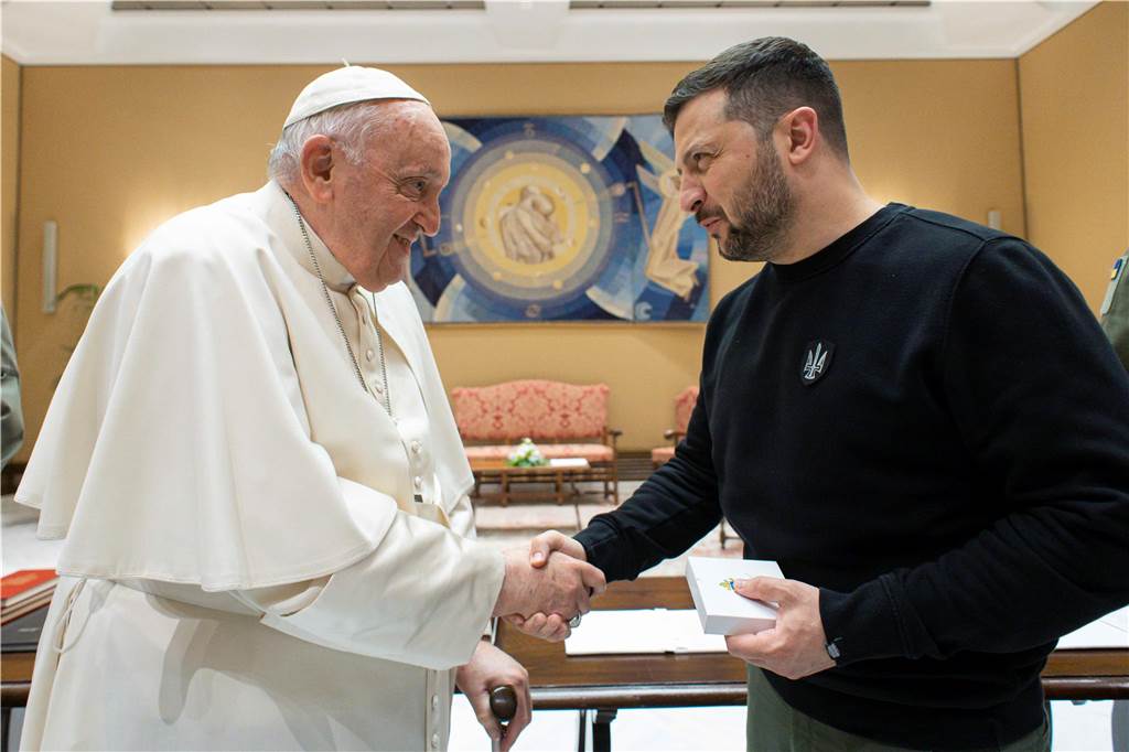 Jetzt live: Trauerfeier für Papst Franziskus beginnt: Sarg vor Altar aufgestellt Der ukrainische Präsident Wolodymyr Selenskyj und Papst Franziskus.