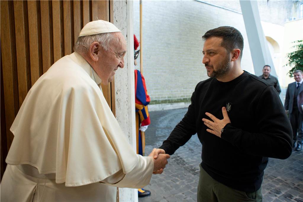 Jetzt live: Trauerfeier für Papst Franziskus beginnt: Sarg vor Altar aufgestellt Selenskyj schüttelt dem Papst die Hand