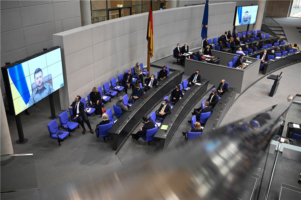 Tagebuch des Krieges: Russlands Angriff auf die Ukraine Der ukrainische Präsident Wolodymyr Selenskyj spricht auf Videoleinwänden im Bundestag.