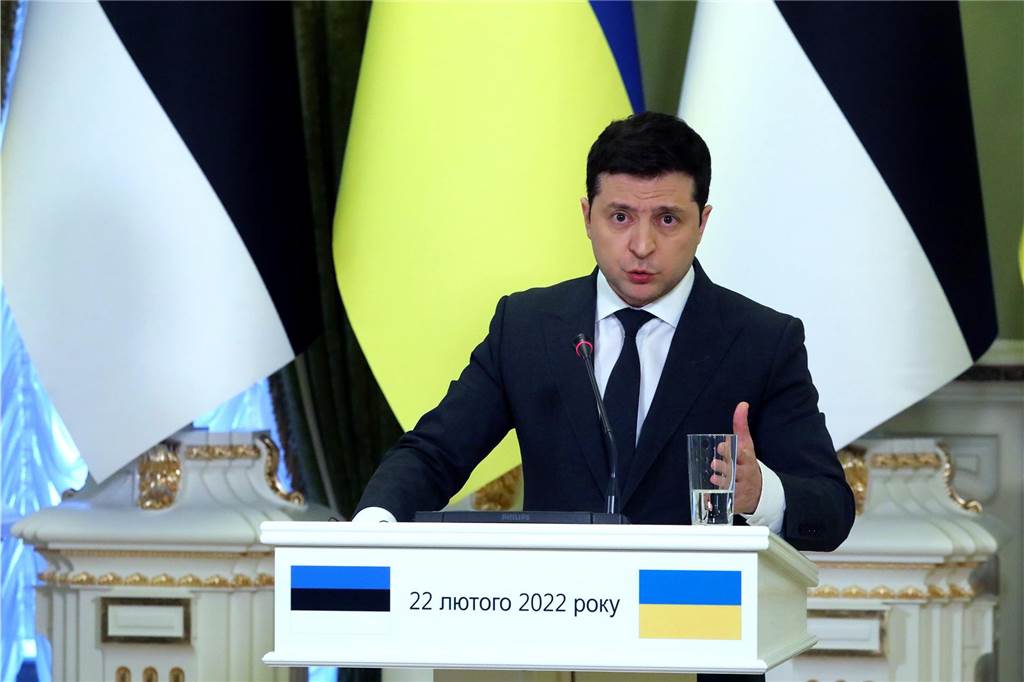 Europas letzter Tag in Frieden: So verlief der 23. Februar 2022 Der ukrainische Präsident Wolodymyr Selenskyj an einem Rednerpult.