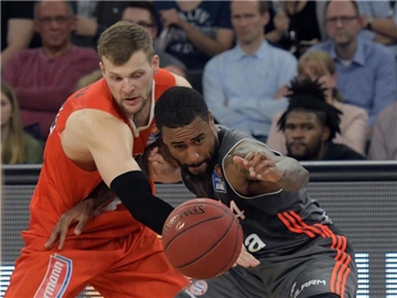 Der Ulmer Taylor Braun (l) kann Bryce Taylor nicht stoppen. Foto: Stefan Puchner