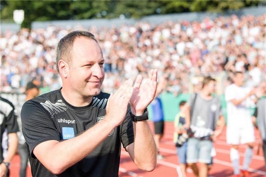 Der traumhafte Saisonstart des SSV Ulm 1846 Der Ulmer Trainer Holger Bachthaler freut sich über den Sieg im DFB-Pokalspiel gegen Eintracht Frankfurt. Foto: Sebastian Gollnow