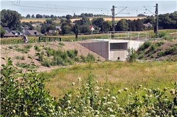 Der Umbau am Regenrückhaltebecken an der Twiete sichert den Bahndamm. Hennes