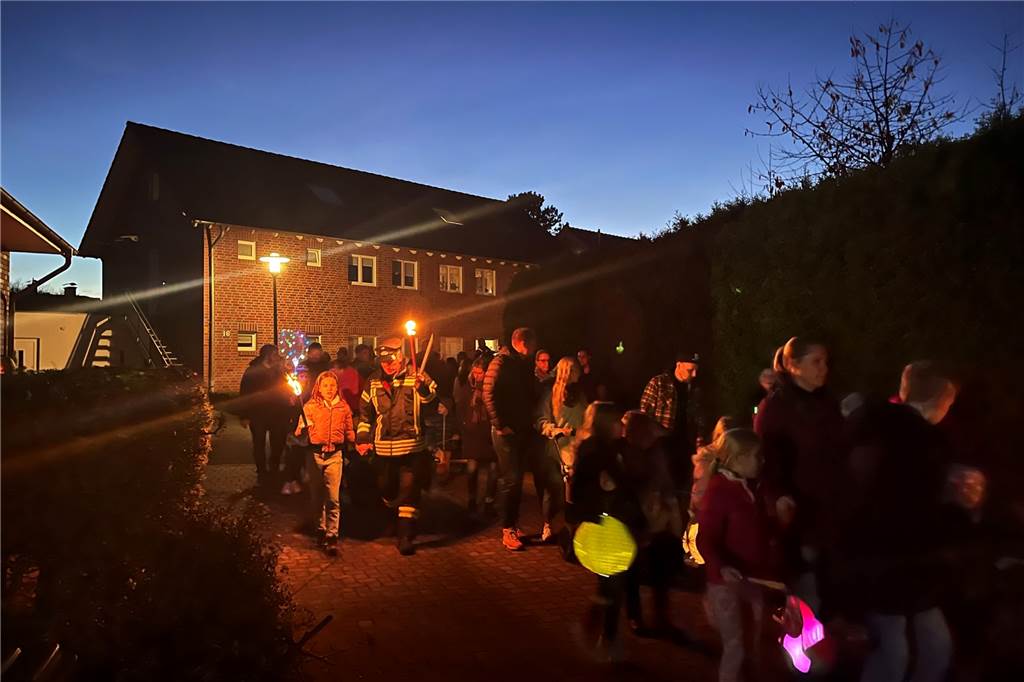 Der Umzug ging beinahe durchs ganze Dorf: Von der Bushaltestelle Kreutzkamp über die Freiherr-vom Stein-Straße, Am Stierksken, Gerta-Overbeck-Weg links zur Feuerwehr, Rosenstraße, Bischof-Vieter-Straße, rechts durch den Wald über den Buschkamp zur Grundschule.