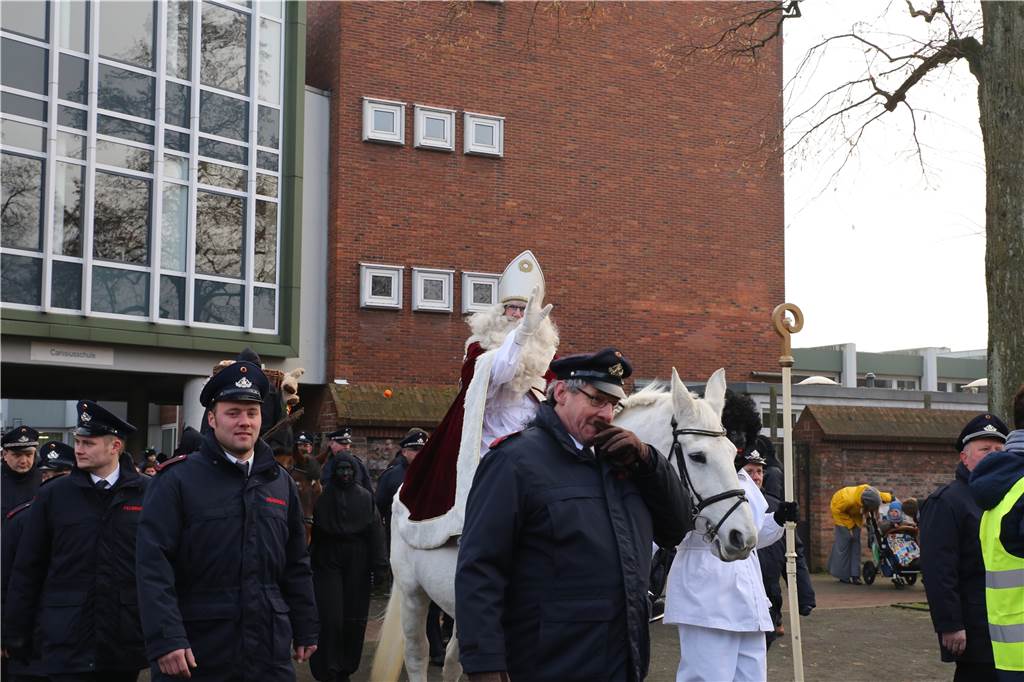 Kein Nikolausumzug und kein verkaufsoffener Sonntag in Ahaus - Ortsteile planen anders Der Umzug in der Innenstadt führt normalerweise vom Schulhof der Canisiusschule in die Innenstadt. In diesem Jahr war das der Nikolausgesellschaft aber zu heikel. Am Dienstag sagten sie den Umzug ab.