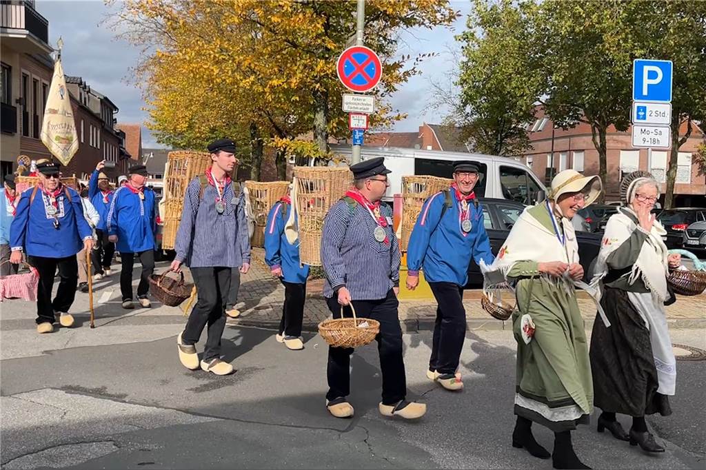 Der Umzug zu Beginn des offiziellen Teils führte Kiepenkerle, Bäuerinnen und die Wiesentaler Musikkapelle einmal rund um die Innenstadt, bevor dann am Marktpütt das erste Fass angestochen wurde.