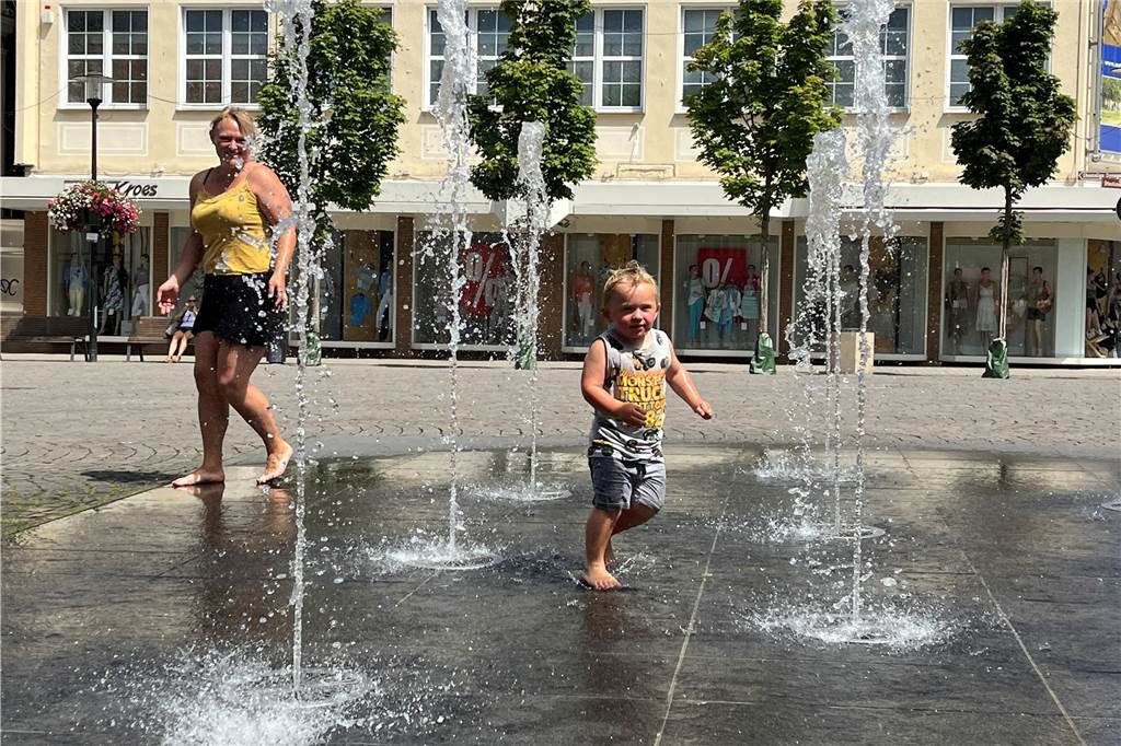 Der unbestrittene Star unter den Werner Innenstadt Brunnen ist das Wasserspiel auf dem Marktplatz. Ursprünglich bei der Sanierung des Marktes gar nicht eingeplant, sorgte eine Bürgerinitiative für eine nachträgliche Installation des flachen Brunnens.