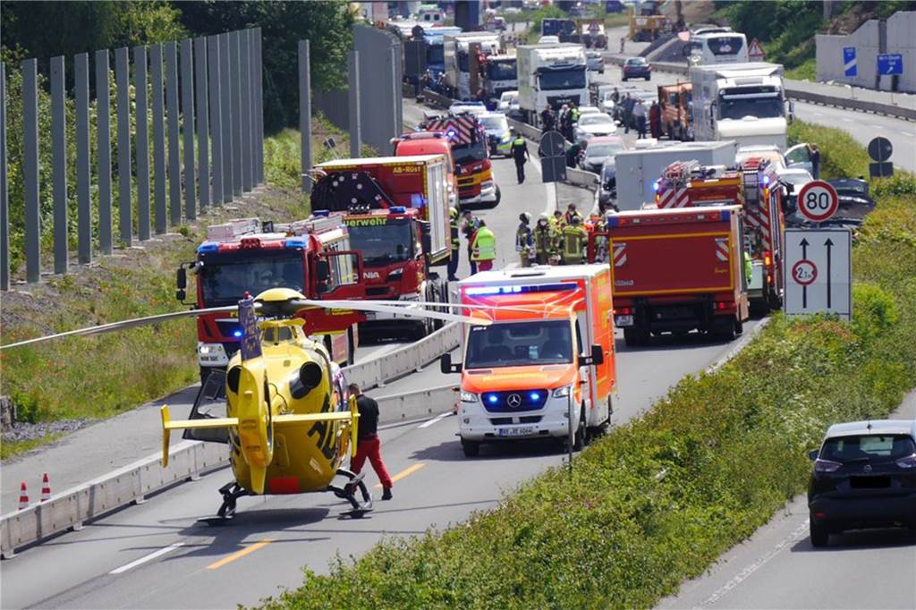 Mutter wollte mit Baby sterben: „Ich hatte Angst“ Ein Rettungshubschrauber ist auf der Autobahn gelandet.