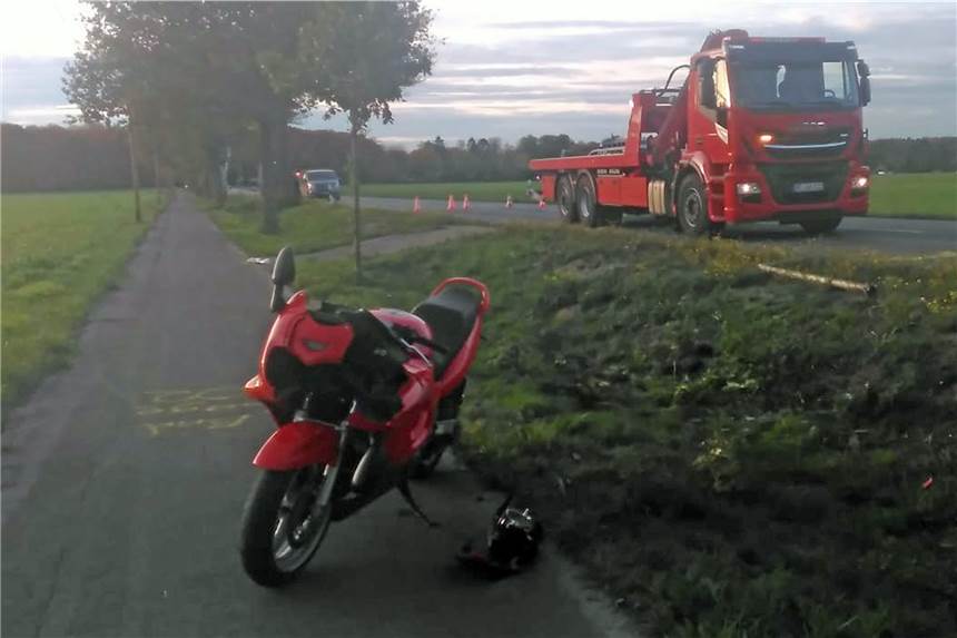 Motorradfahrer bei Unfall in Haltern schwer verletzt - Unfallverursacher flüchtet Der Unfall auf der Hullerner Straße ereignete sich auf Höhe der Siedlung Overrath.