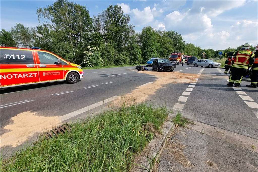 „Mit Kopf auf die Frontscheibe gekracht“: Fußballer kämpft sich nach schwerem Motorradunfall zurück Der Unfall ereignete sich am 9. Juni 2021 in Rünthe an der Industriestraße.