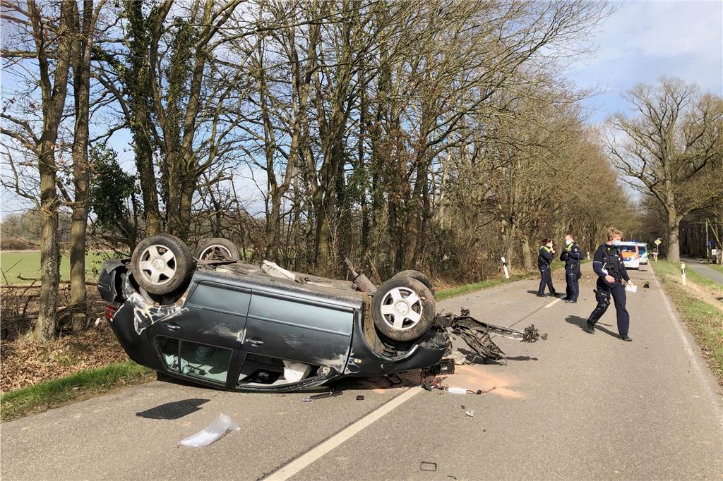 Zwei junge Männer bei Unfall auf dem Düwing Dyk schwer verletzt Der Unfall ereignete sich auf dem Düwing Dyk etwa in Höhe des Gedenksteins, der an die Schlacht im Lohner Bruch erinnert.