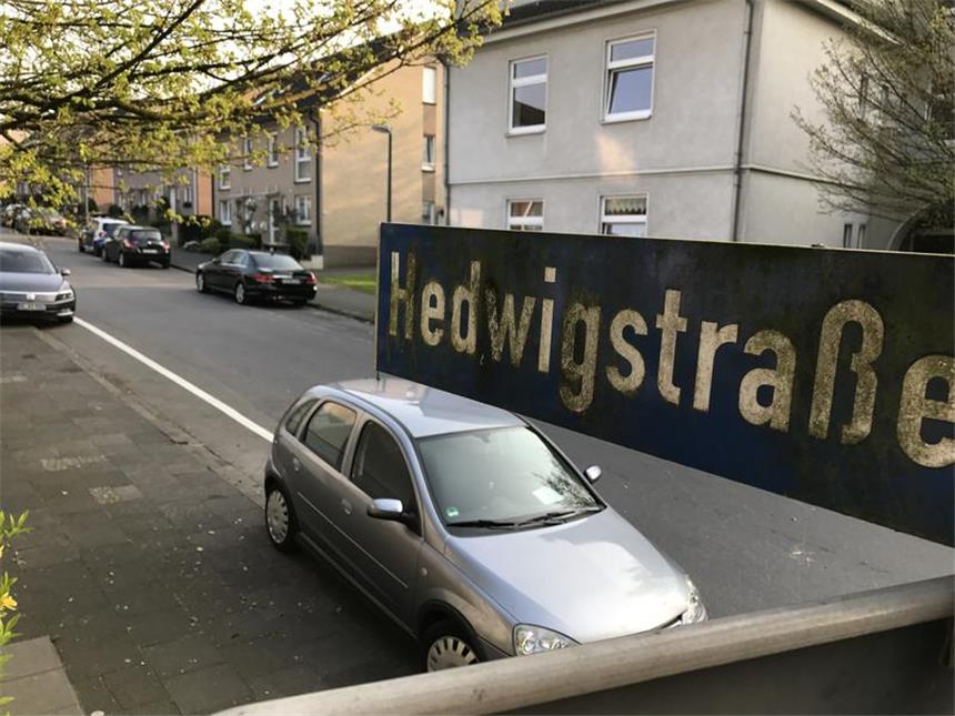 Kleinkind fällt aus Fenster und stirbt in Klinik Der Unfall ereignete sich in einem Mehrfamilienhaus in der Hedwigstraße.