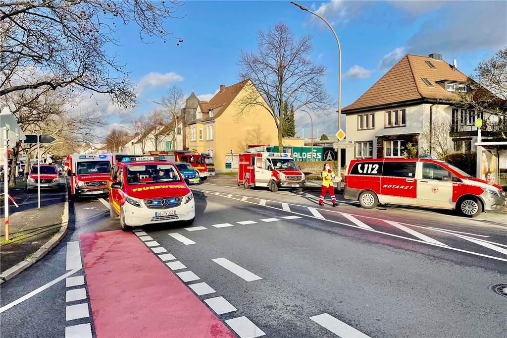 Schwerer Unfall in Aplerbeck: Beifahrer wurde im Auto eingeklemmt Einsatzfahrzeuge der Feuerwehr in Aplerbeck