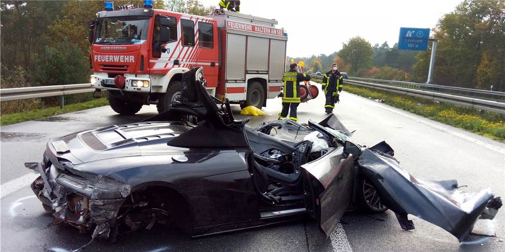 Raser-Prozess wieder verschoben: Angeklagter sitzt in U-Haft Der Unfallverursacher im Audio A 8 und seine Beifahrerin wurden bei dem Unfall 2020 schwer verletzt.