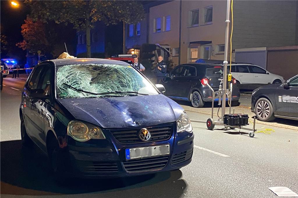 Fußgänger in Nette angefahren: Autofahrer war wohl alkoholisiert Der Unfallwagen: Die Windschutzscheibe des VW Polo ist komplett zerstört.