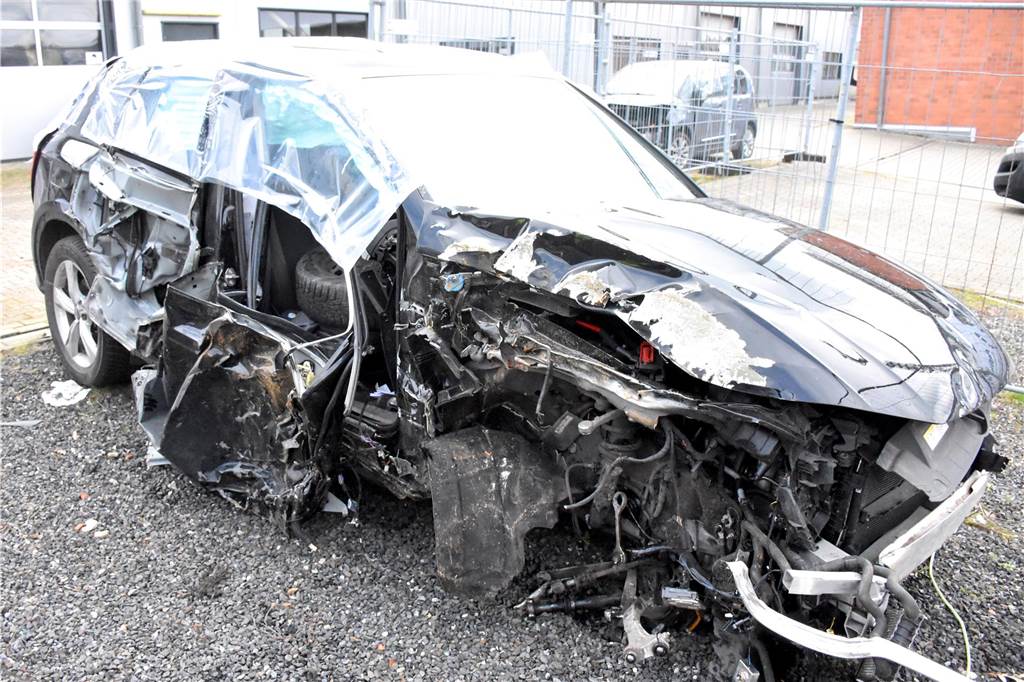 Malte Hoge (25) kann den Unfall in Schöppingen immer noch nicht fassen Der Unfallwagen, ein Hybridfahrzeug mit hoher Leistung, ist ein komplettes Wrack. Der Fahrer, ein 33-jähriger Mann aus Steinfurt, soll unter Alkohol am Steuer gesessen haben.